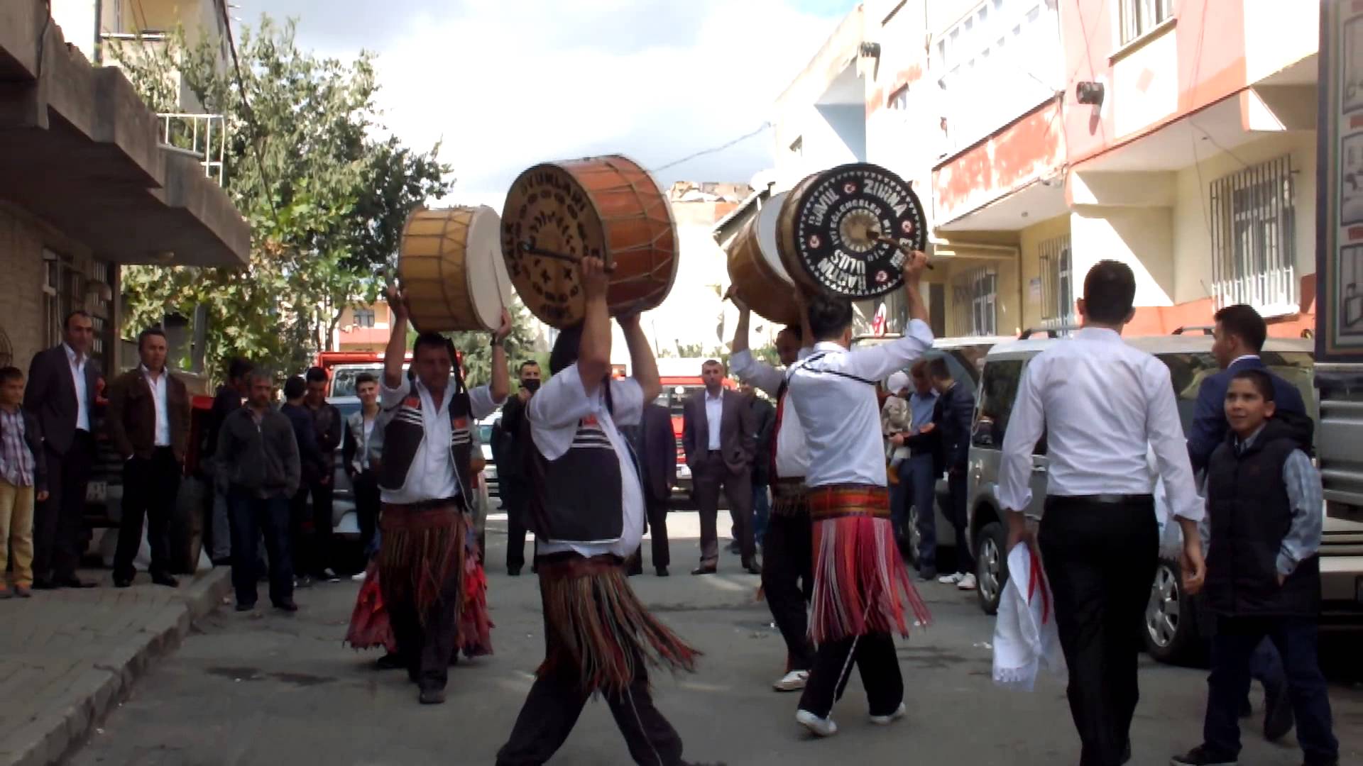 Düğün Konvoylarında Yolda Ritim Coşkusu