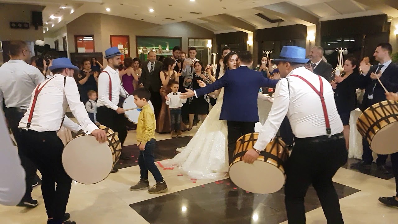 Sünnet Düğünlerinde Coşkulu Sahne Gösterileri