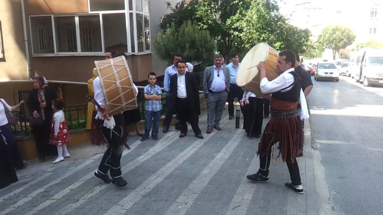 Kına Gecelerinde Duygusal ve Coşkulu Performans